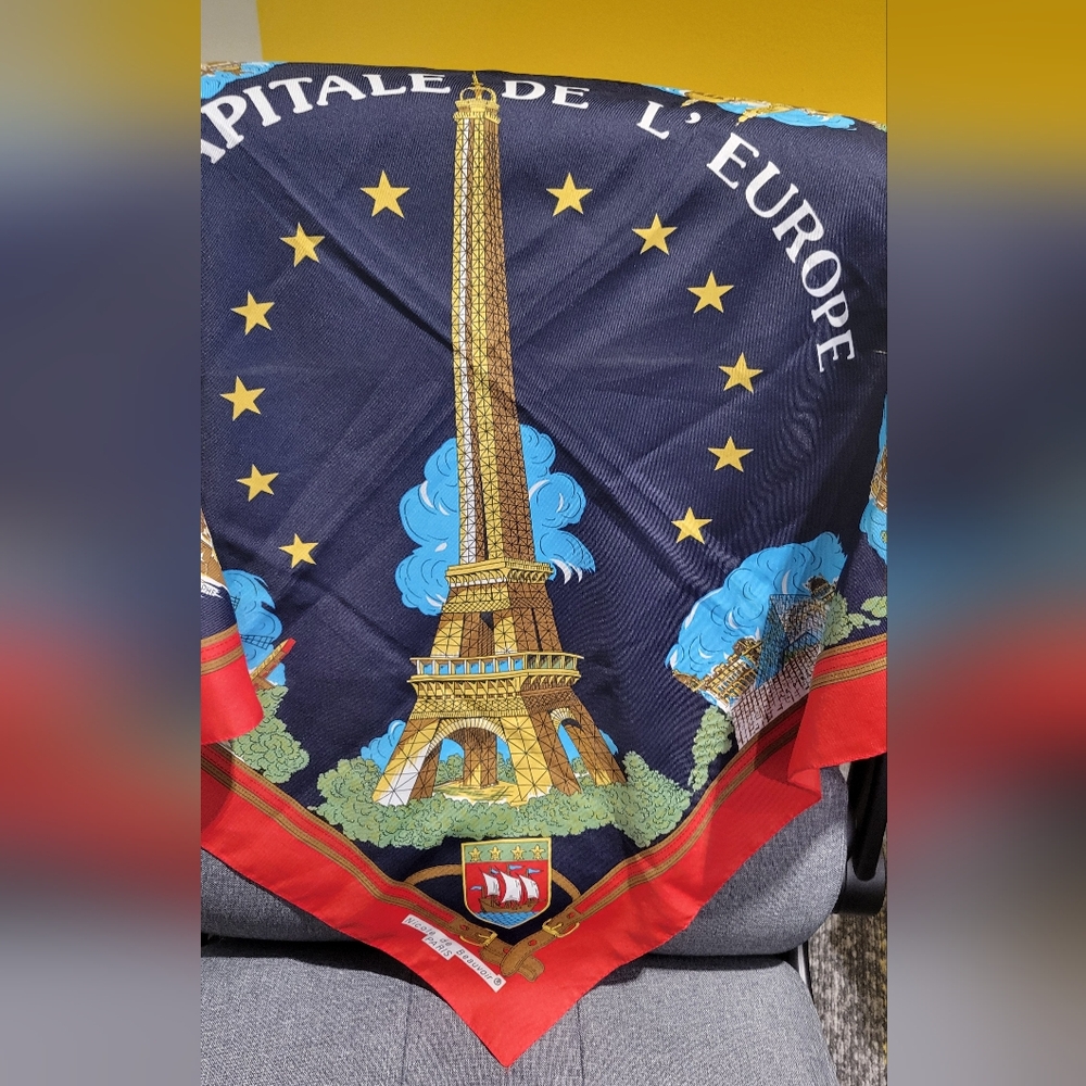 Elegant Eiffel Tower Scarf - Multicolor